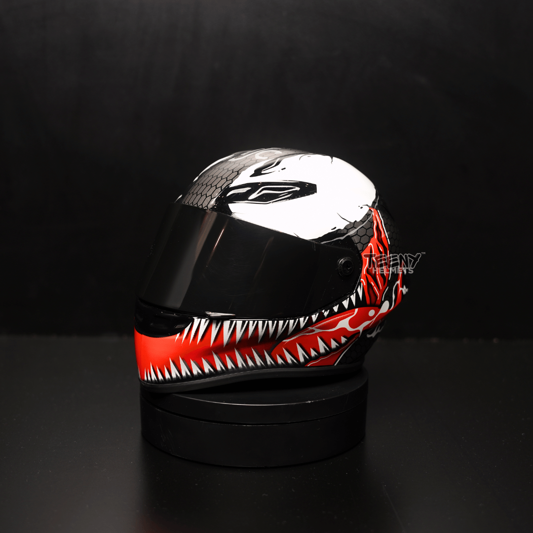 Limitierte Auflage „White Venom Villain“ | 25 Stück Teeny Helmet™